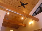 リビング天井の仕上げには無垢材を使用、とても癒されます